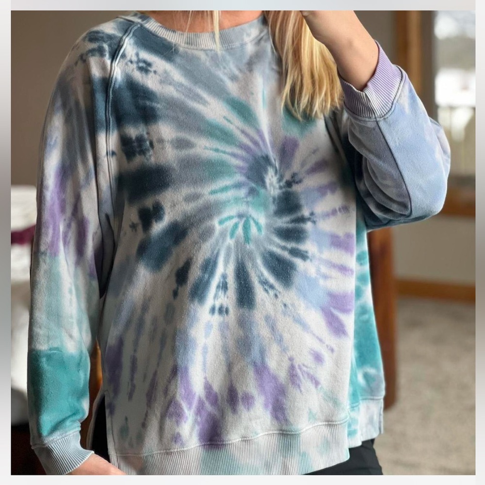 American Eagle Soft and cozy purple and blue tie-dye crewneck sweatshirt